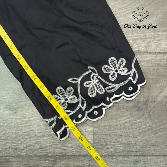RQT This and That Cropped Embroidered Pants Size 12 - Picture 5 of 6